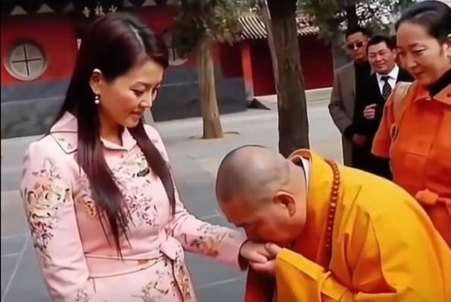 释永信亲吻李湘画面被扒出来（牛牛群） 笑瞇瞇还脸红
