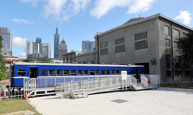 台北新景点 铁道博物馆驶出蓝皮柴油车、员工澡堂怀旧