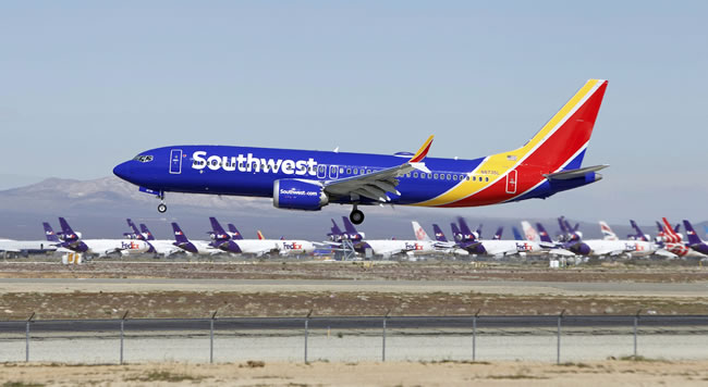 西南航空班机紧急俯冲闪避空中相撞 多名乘客被抛出座位尖叫