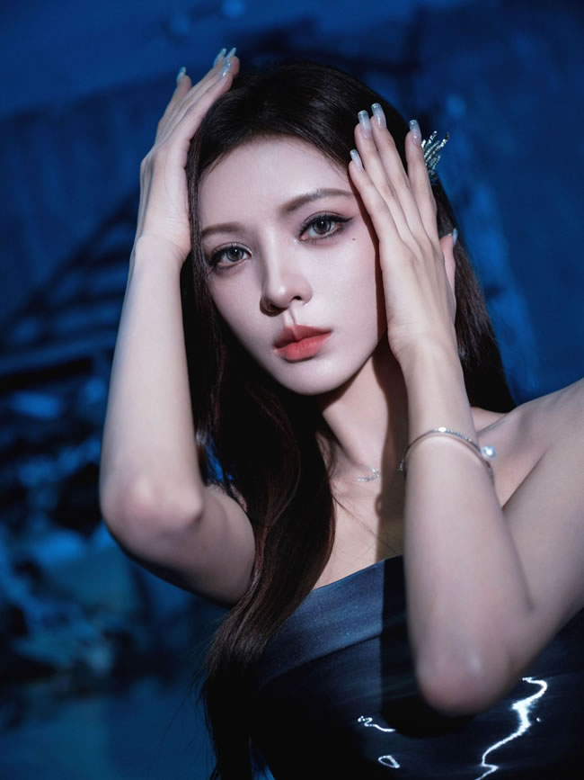 张予曦曾（血战到底）因拒绝男同学表白被霸凌… 白裤子被踹到满是鞋印