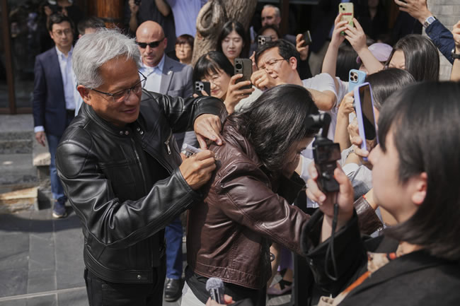 路透：黄仁勋魅力攻势横扫北京 游走美中AI角力将利益最大化　