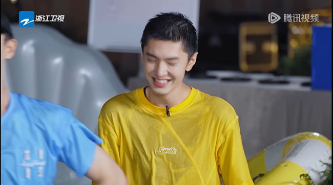 「偷偷藏不住」男神 假髮被泼飞 全场尖叫爆笑