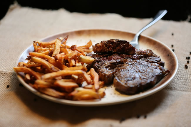 上餐馆点牛排漏看菜单这三个字 女子收到（跑得快）天价帐单