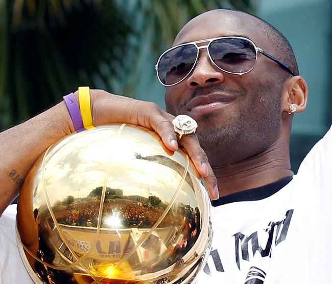 金花群NBA／布莱恩首场先发战靴卖价飙升 拍出24万美元天价