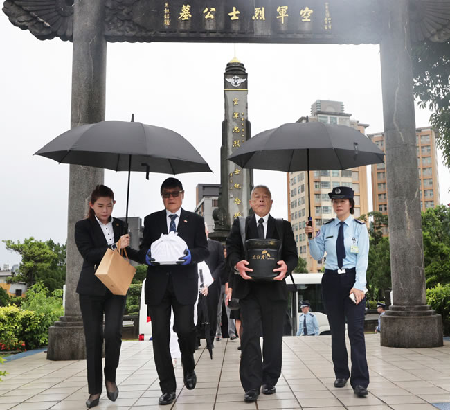 已故美籍华裔空军飞官朱安琪入葬公墓 AIT处长出席致意