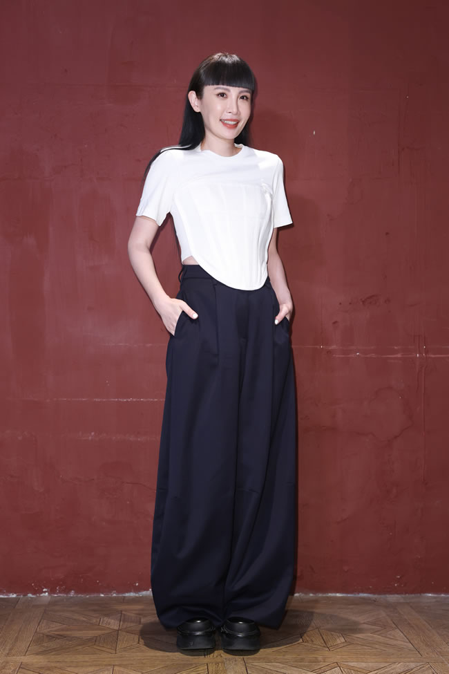 独／手牵手甜看展 魏如萱和小21岁Ian「姐弟恋」多图牛牛群直击