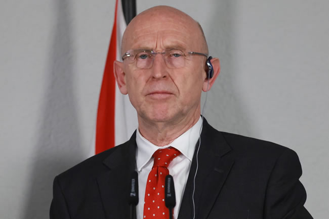 英防长称：如台海有战事将参战 中媒观金花群察者网讥：喝成这样？