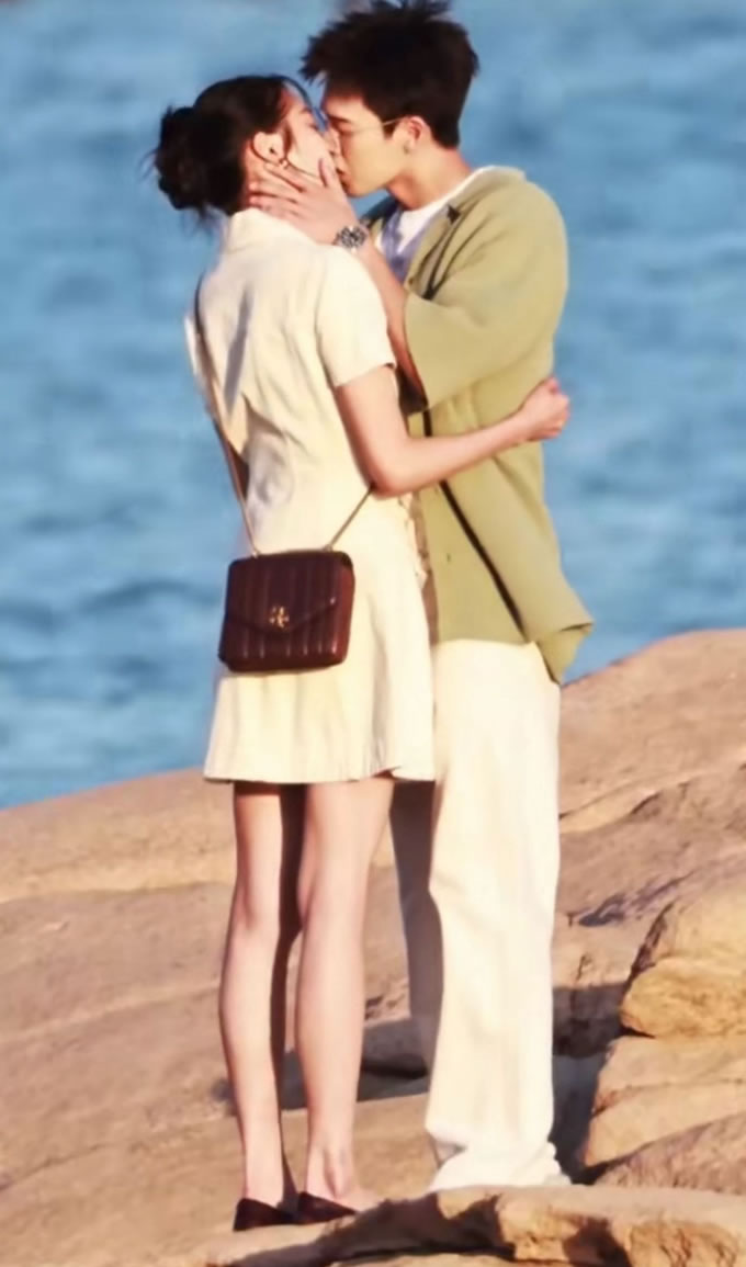 关晓彤海边狂吻李昀锐 鹿晗狂晒20张照片…网：吃醋了？
