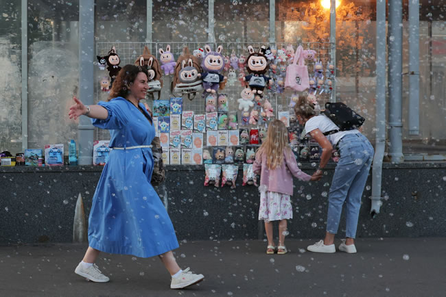 「疗癒经济」血战到底崛起 背包上挂着娃娃 抚慰年轻的心