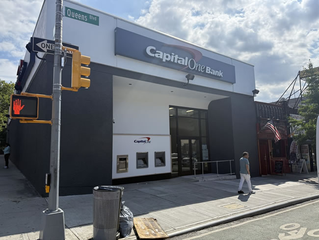 纽约皇后区男光天化日抢银行 仅得手37元匆匆逃离