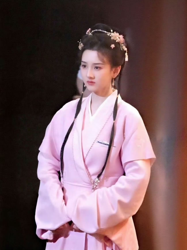 「折腰」宋金花群祖儿暴瘦「排骨胸、竹竿腿」粉丝心疼：骨头都凸出来