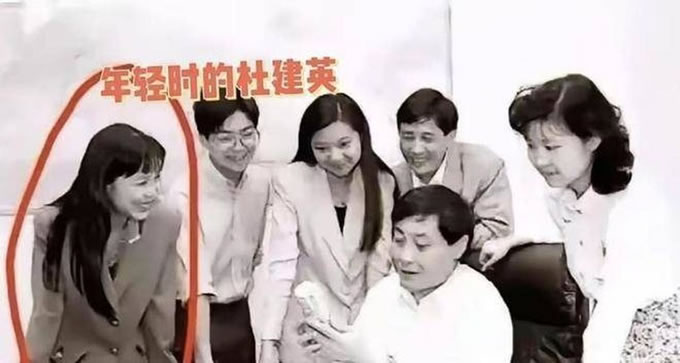 老照片曝当年情 年轻杜建英满眼热情看着宗庆后