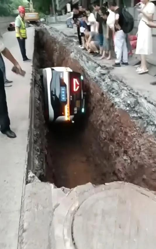 智驾失灵？重庆「萝蔔快跑」掉3米坑乘客懵 网：（麻将群）1个萝蔔1个坑