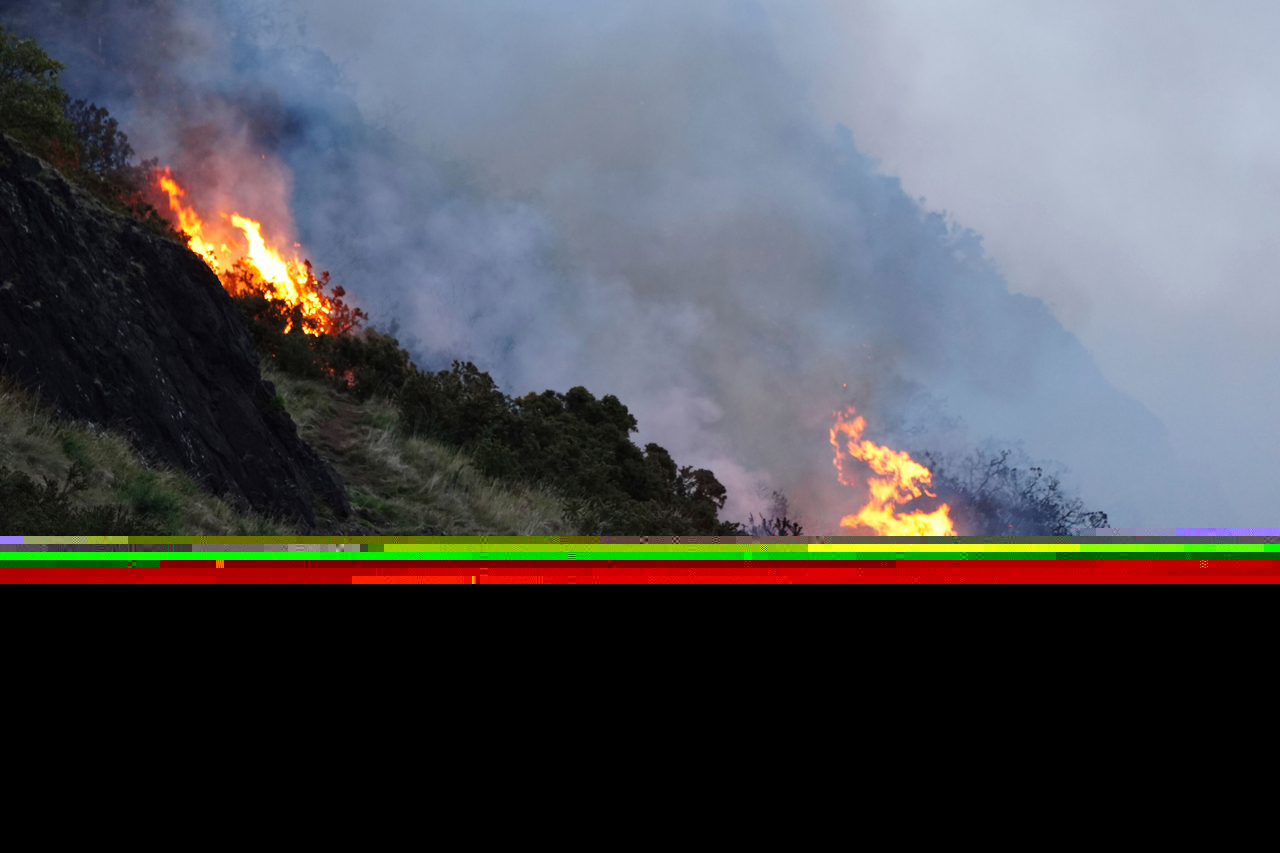 爱丁堡地标亚瑟王座爆野火 烟雾直冲天际