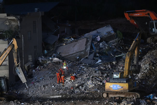 广州白云连日暴雨后山崩 已救出13人（牛牛群）有2死