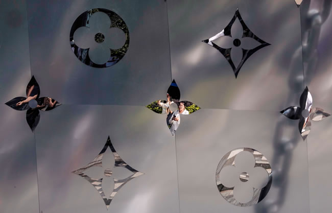 LV在南京开设全球首家美妆店 一支口红要价人民币1200元