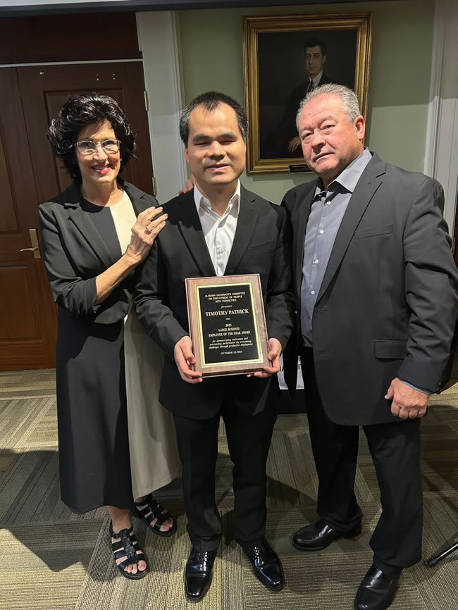 中7岁盲童被弃街头 获收养赴美 今成Airbus工程师