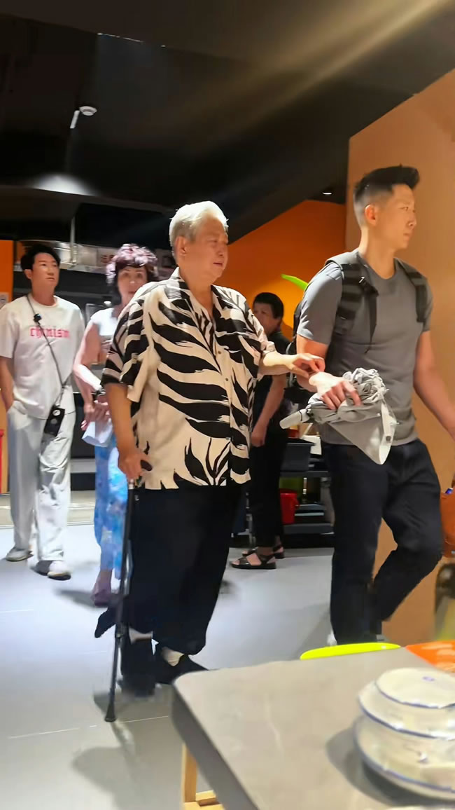 73岁洪金宝现况曝 罹糖尿（金花群）病长期治疗 满头白髮拄着拐杖　