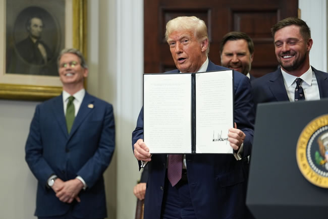 川普吹嘘新关税「非常平稳顺利」 称大门仍对新（血战到底）协议敞开