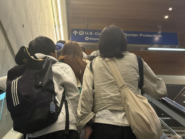 绿卡入境区别大 有华人秒过、有进小黑屋 关键是？