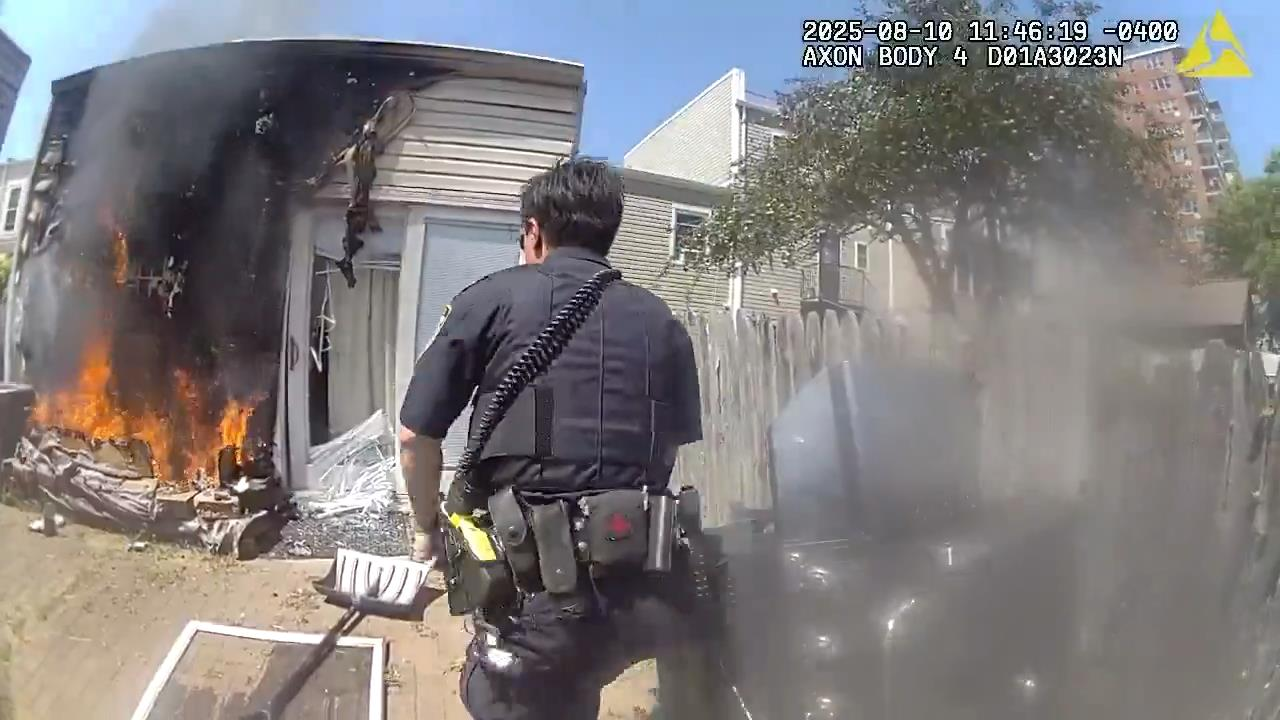 华裔警员翻越围栏击碎玻璃门 冲入火场救出两兄弟与其爱犬