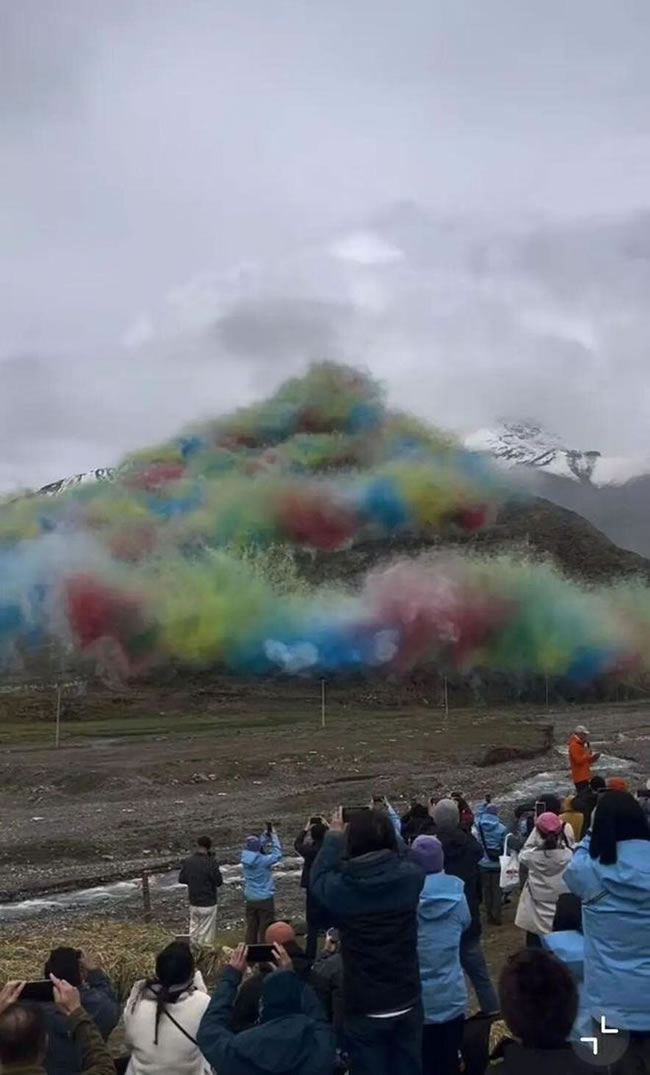 始祖鸟联手蔡国强搞破坏？ 评论：成功「劝退」真正户外人