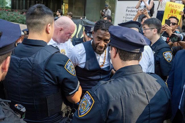 以公民抗命方式挑战ICE 纽约十余民代集体被捕