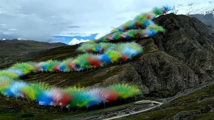 蔡国强在喜马拉雅山放「巨龙烟火」 变炸山？
