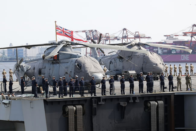 英航舰威尔斯亲王号穿越南海 再访新加坡