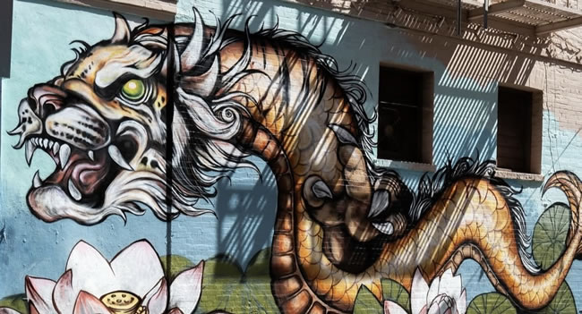 旧金山华埠墙上的灵魂：从龙到凤的艺术对话