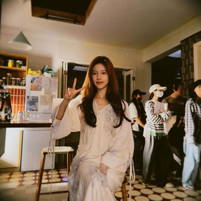 赵露思的「许我耀眼」暴红 海量邀约全婉拒 认「脑波异常」难复出