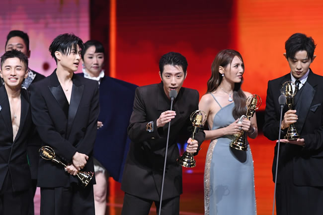 棒棒堂6人全闪兵役竟拿金钟大奖 评审：每人心中一把尺