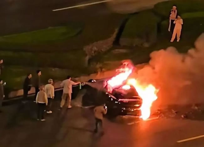 小米SU7火烧车／雷军掉粉29万 评论区被2字淹没