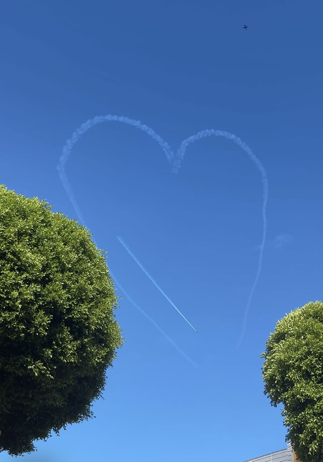 雪鸟飞行队惊艳旧金山 飞机在空中画出「爱心」形状