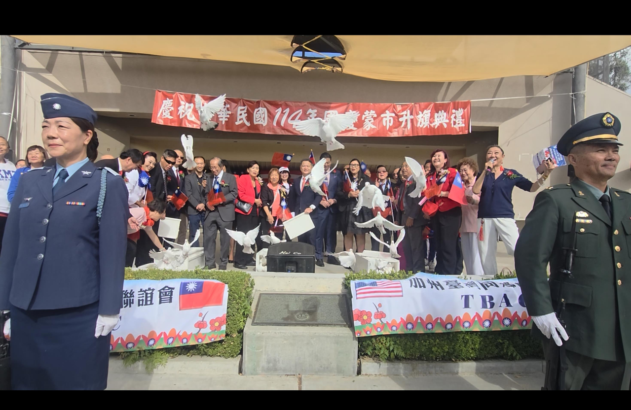 庆双十国庆 南加升旗登场 飞机绕场、和平鸽升空