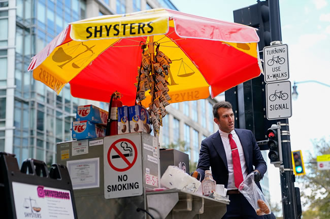 政府停摆 国税局律师改行卖街头热狗 摊车取名「讼棍」