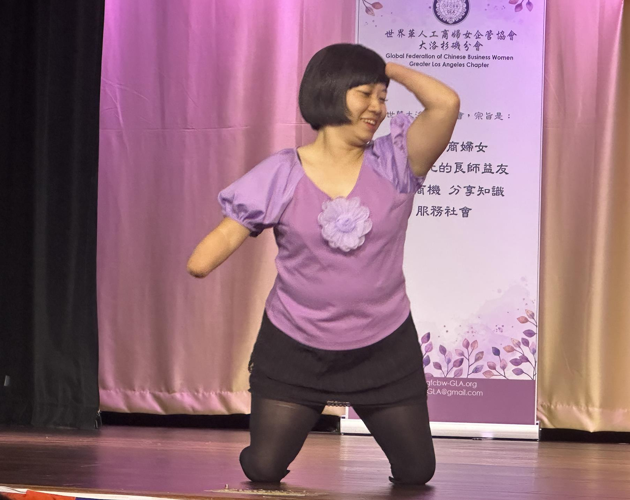 四肢截肢 仍能弹琴跳舞 华女用微笑活出不设限人生