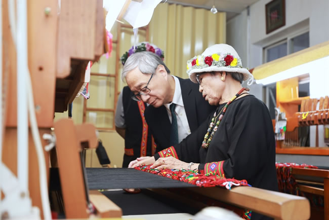 卑南族传统织布孙菊花获文化部长授证人间国宝 会织布织到不能动