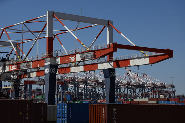 不只靠港费 川普也对港口设备加徵关税 加重美国海运业逆风