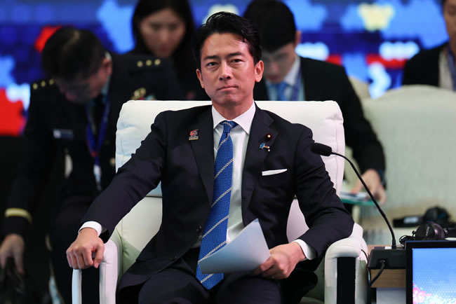 （一元一分红中麻将群）小泉进次郎替首相高市辩护 遭讥名副其实内阁防卫相