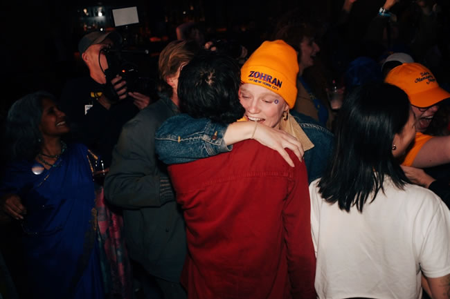 纽约市长大选（正规一元一分麻将群）／曼达尼开票派对吸引大批人潮 现场气氛欢腾