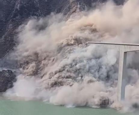 今年1月合龙...四川阿坝州「云中之桥」垮塌 （一元一分麻将群）官方否认与桥梁品质有关