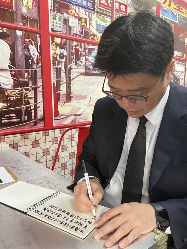 香港大火在台港人设弔唁点 邱垂正前往致意