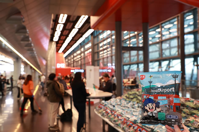 台桃园机场第3航厦试营运 桃机公司赠「特製版乖乖」给旅客