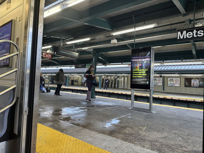 纽约地铁7号快车大延误…抵法拉盛困车厢15分钟 乘客火大